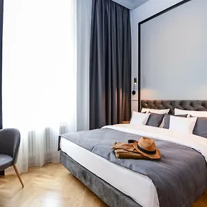 Bentis Luxury , Cracovia Polonia